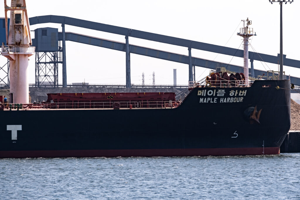 Le "Maple Harbour", vraquier coréen, approvisionne l'usine ArcelorMittal en charbon le 21 mai 2023. Ce dernier est utilisé afin d'alimenter les fours à destination de la sidérurgie. Photo QS